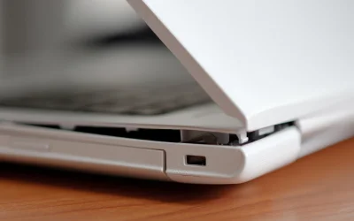 Laptop burkolat javítás